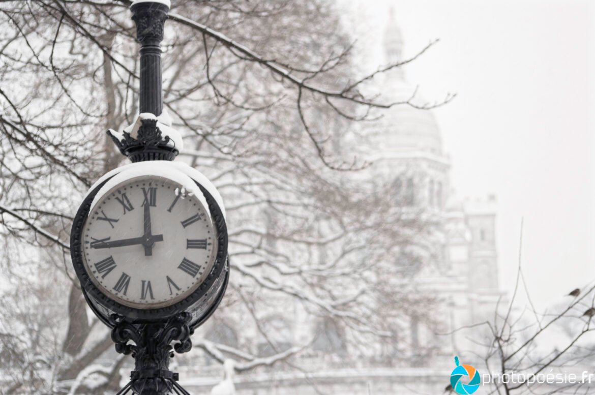 Photo d'une horloge près du Sacré Coeur à Paris
