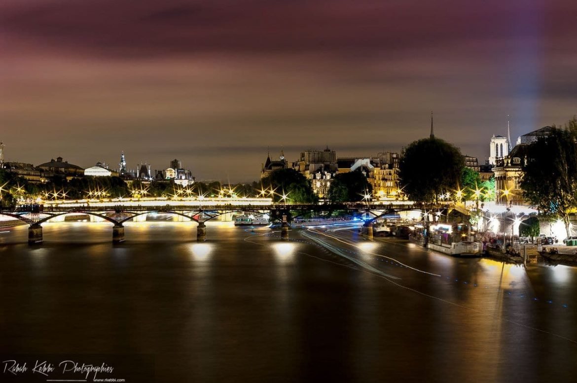 Paris nuit d'été : Photo du Pont des Arts (Paris) en rouge et bleu
