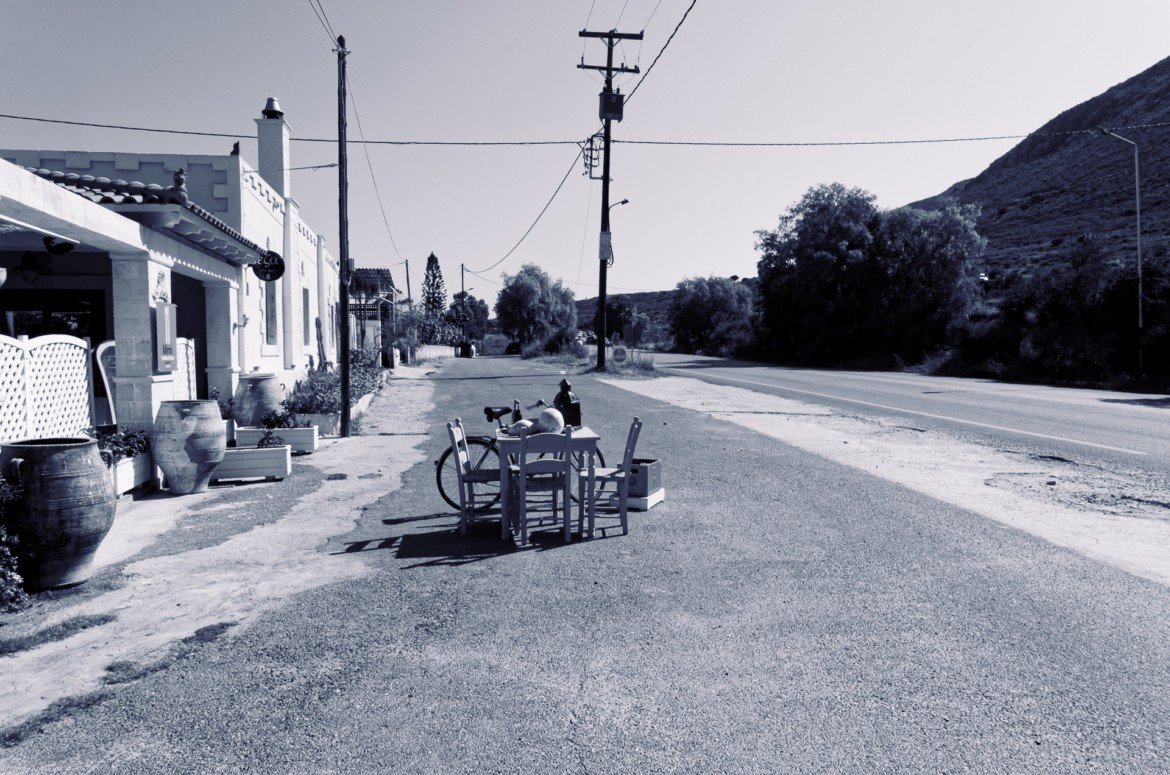Photographie d'une route de campagne en Crète