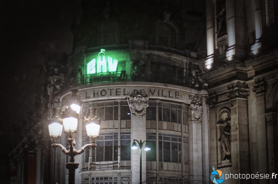 Photo BHV Hotel de ville de Paris sous la neige