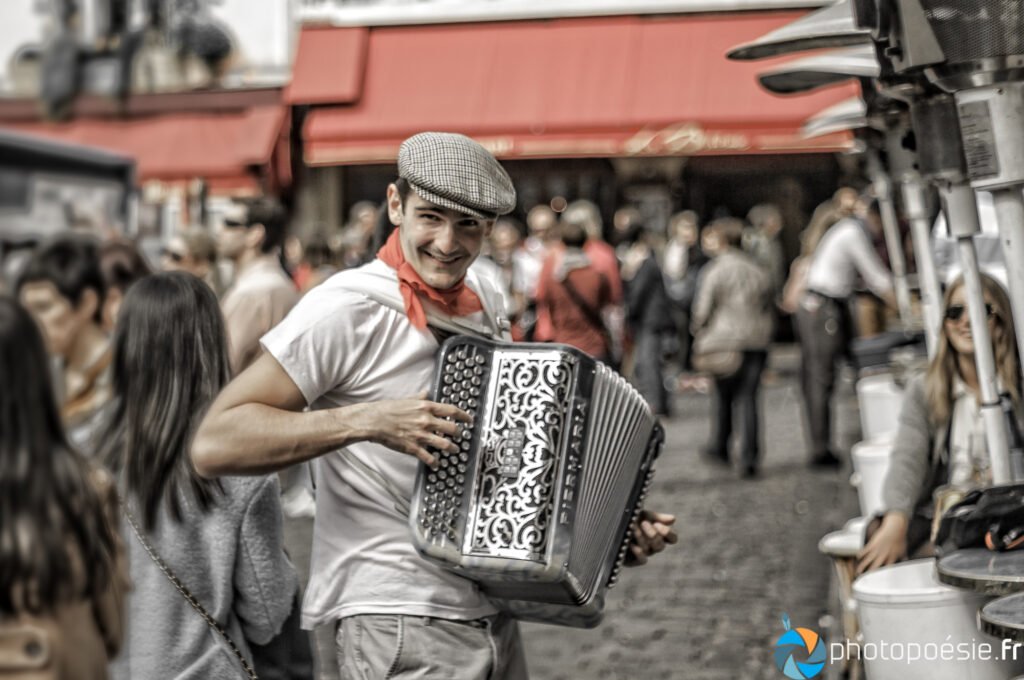 Photo Paris - Montmartre Place du Tertre et son accordéoniste