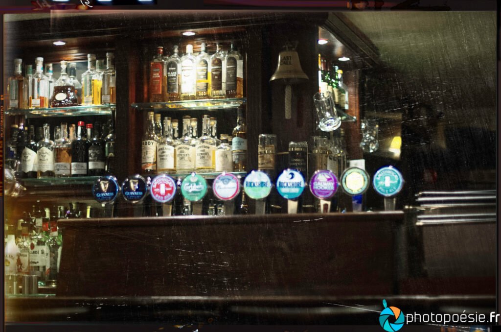 Photographie du comptoir d'un bar Irlandais