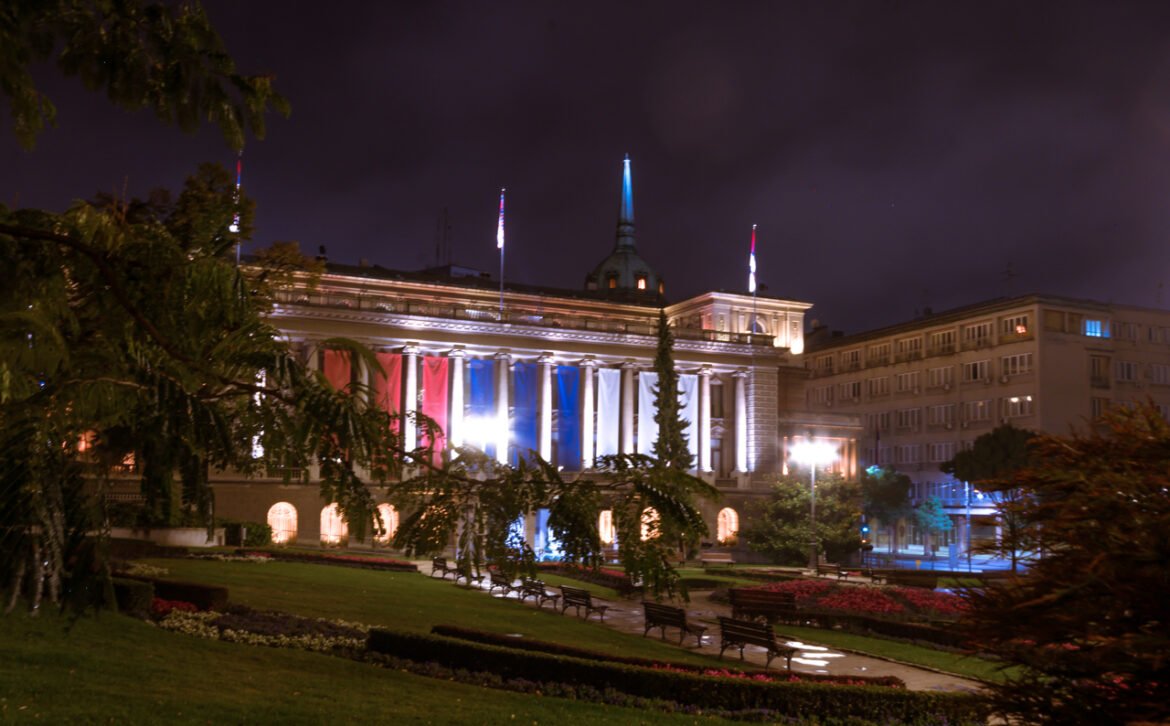 Photographie de nuit du Novi Dvor
