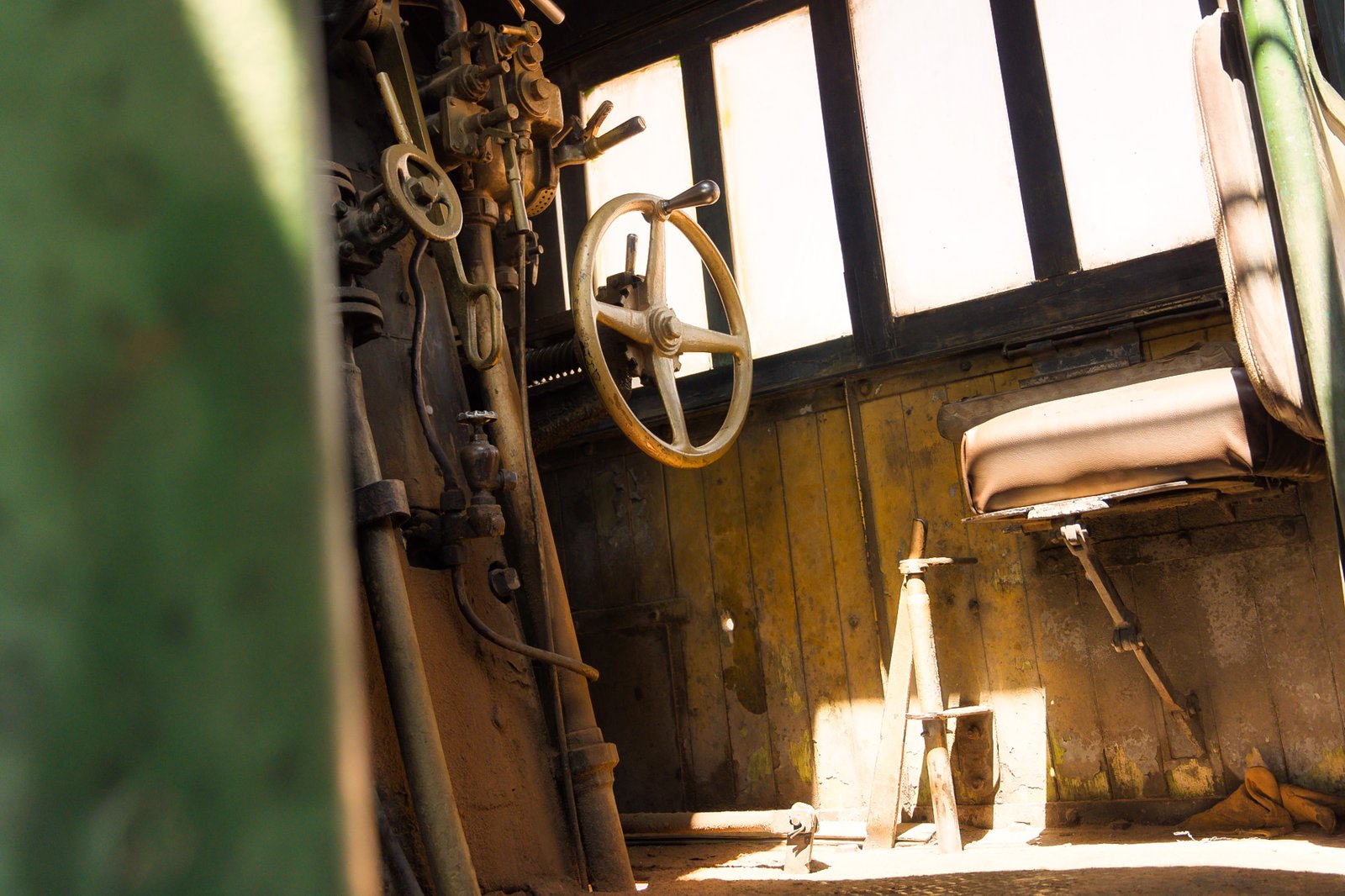 Intérieur de la cabine de conduite d'une locomotive du Hedjaz avec commandes et instruments d'époque dans le Wadi Rum