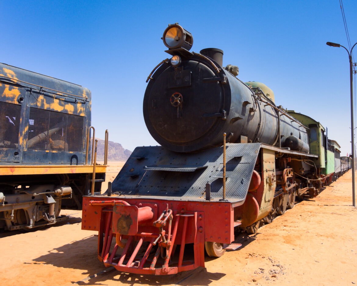 Locomotive à vapeur historique du chemin de fer du Hedjaz dans le désert du Wadi Rum, cible des attaques de Lawrence d'Arabie