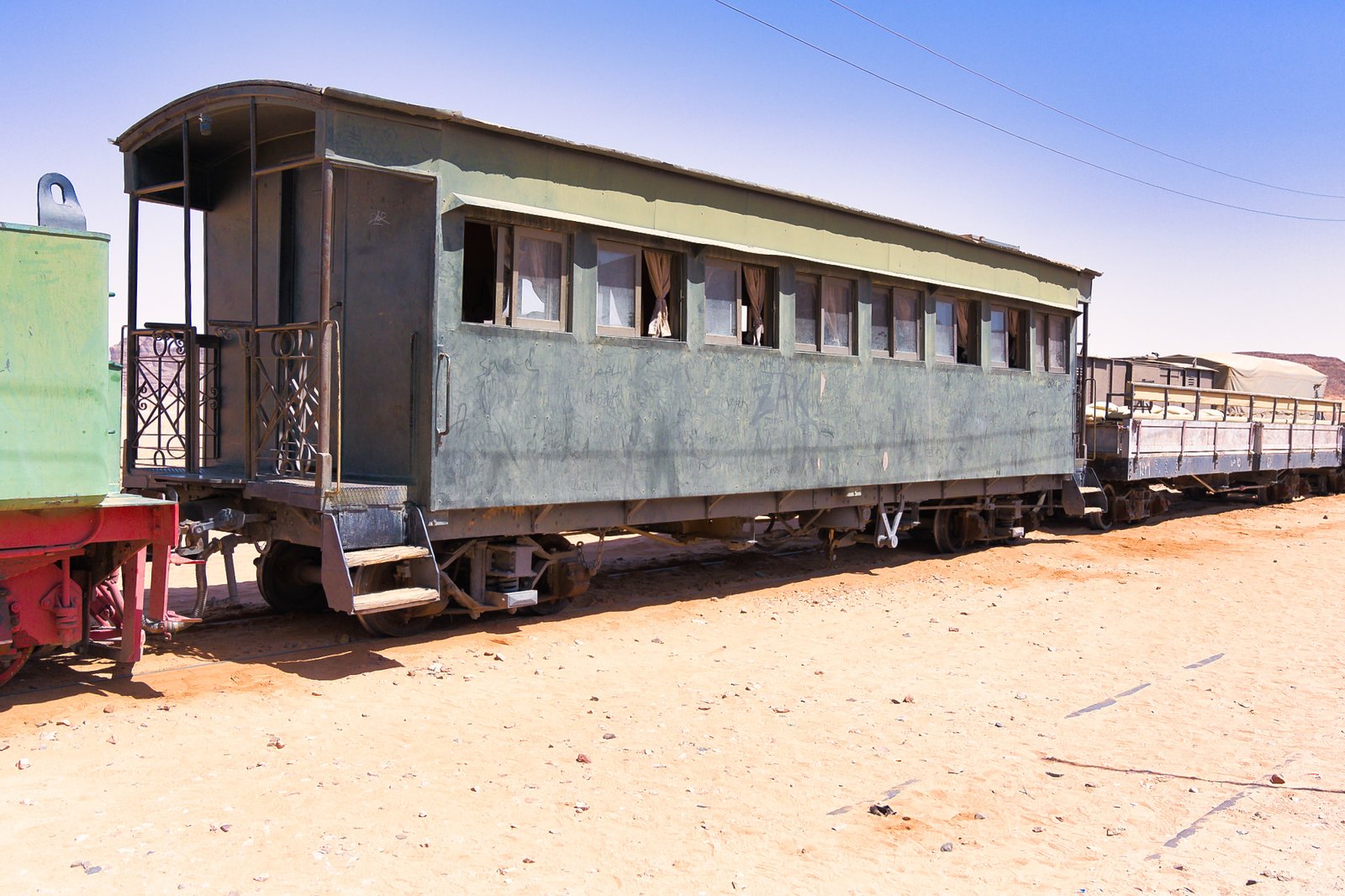 Wagon de passagers historique du chemin de fer du Hedjaz avec plateforme d'observation dans le désert du Wadi Rum en Jordanie