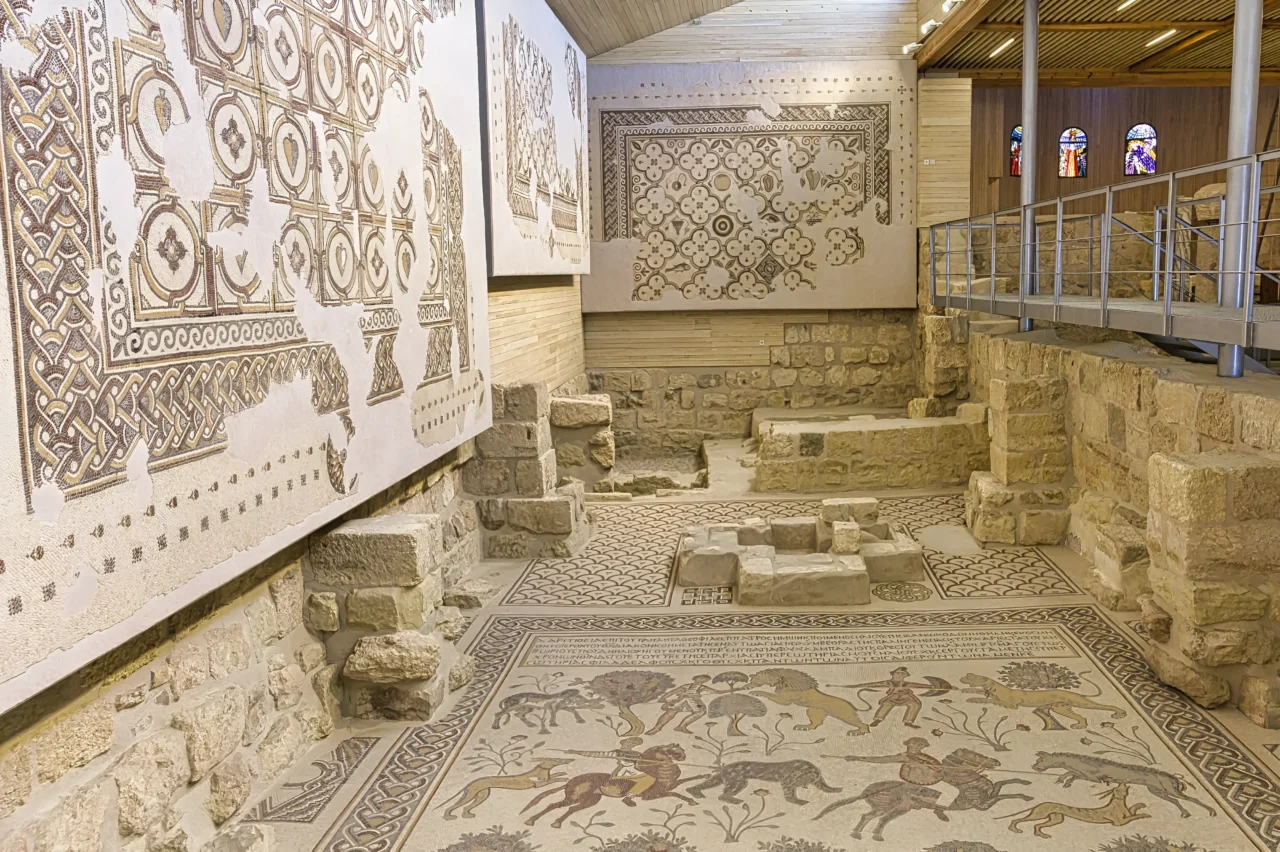 Intérieur Église Saint-Georges Madaba mosaïques anciennes sol murs lumière colorée fenêtres vitrées
